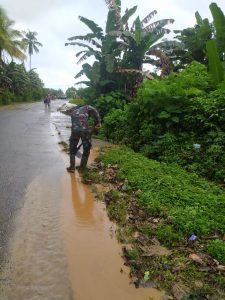 Satgas Yonarhanud 11/WBY, Gotong Royong Bersihkan Saluran Air