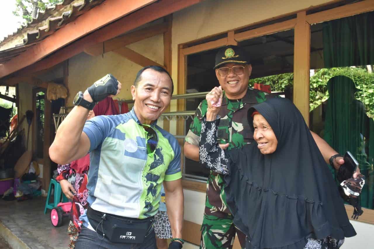 Pussenarmed Kodiklatad Bedah Rumah Untuk Masyarakat Hadiah Ulang Tahun ke 76 Armed TNI AD