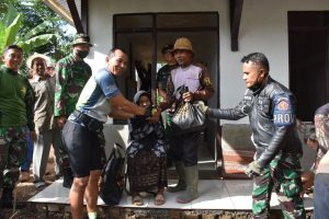 Pussenarmed Kodiklatad Bedah Rumah Untuk Masyarakat Hadiah Ulang Tahun ke 76 Armed TNI AD