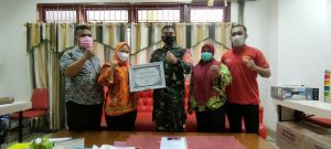 Satgas Yonif 131/Brs Terima 2 Penghargaan Dari Dinas Kesehatan Papua