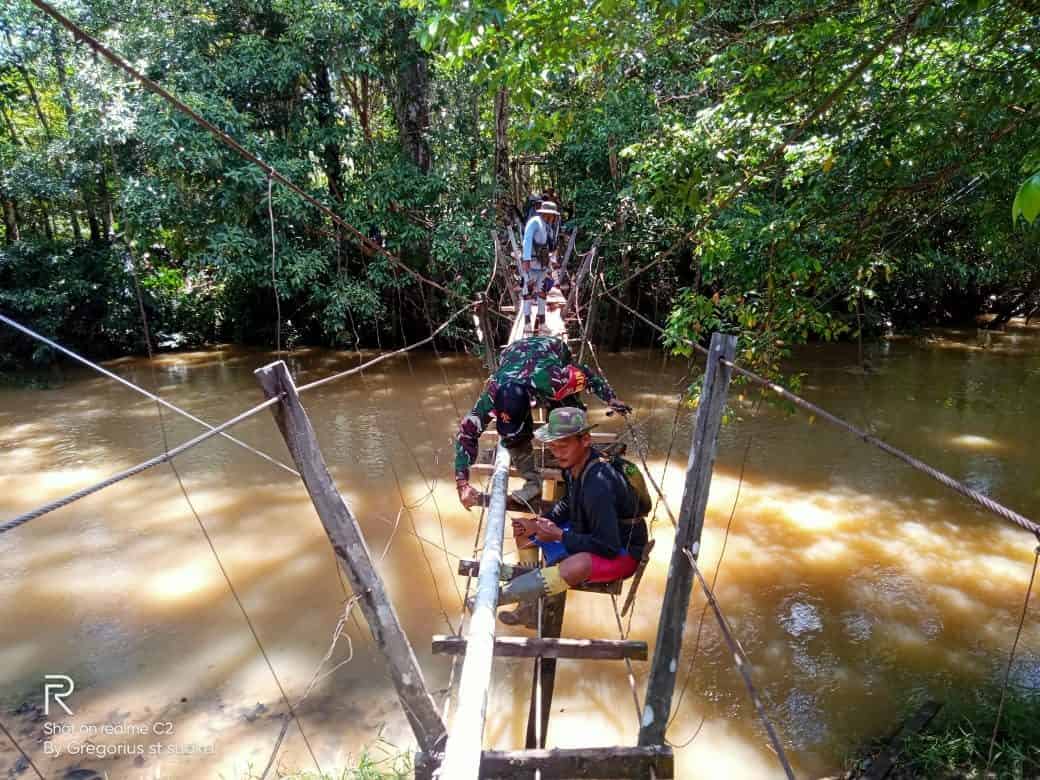 Satgas Yonif 144/JY Bersama Warga Gotong Royong Perbaiki Jembatan Gantung Di Perbatasan