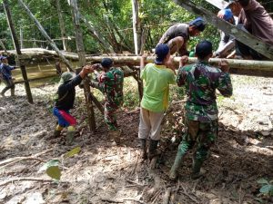 Satgas Yonif 144/JY Bersama Warga Gotong Royong Perbaiki Jembatan Gantung Di Perbatasan