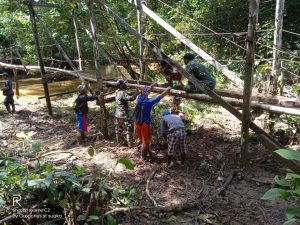 Satgas Yonif 144/JY Bersama Warga Gotong Royong Perbaiki Jembatan Gantung Di Perbatasan