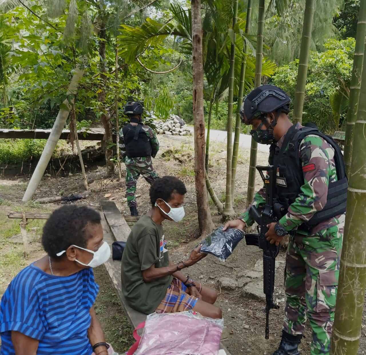 Indahnya Berbagi Kasih, Satgas Yonif 512/QY Kunjungi Masyarakat Perbatasan dan Bagikan Pakaian