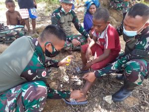 Satgas Yonmek 403/WP Berikan Pelayanan Kesehatan Di Kampung Yuruf Papua