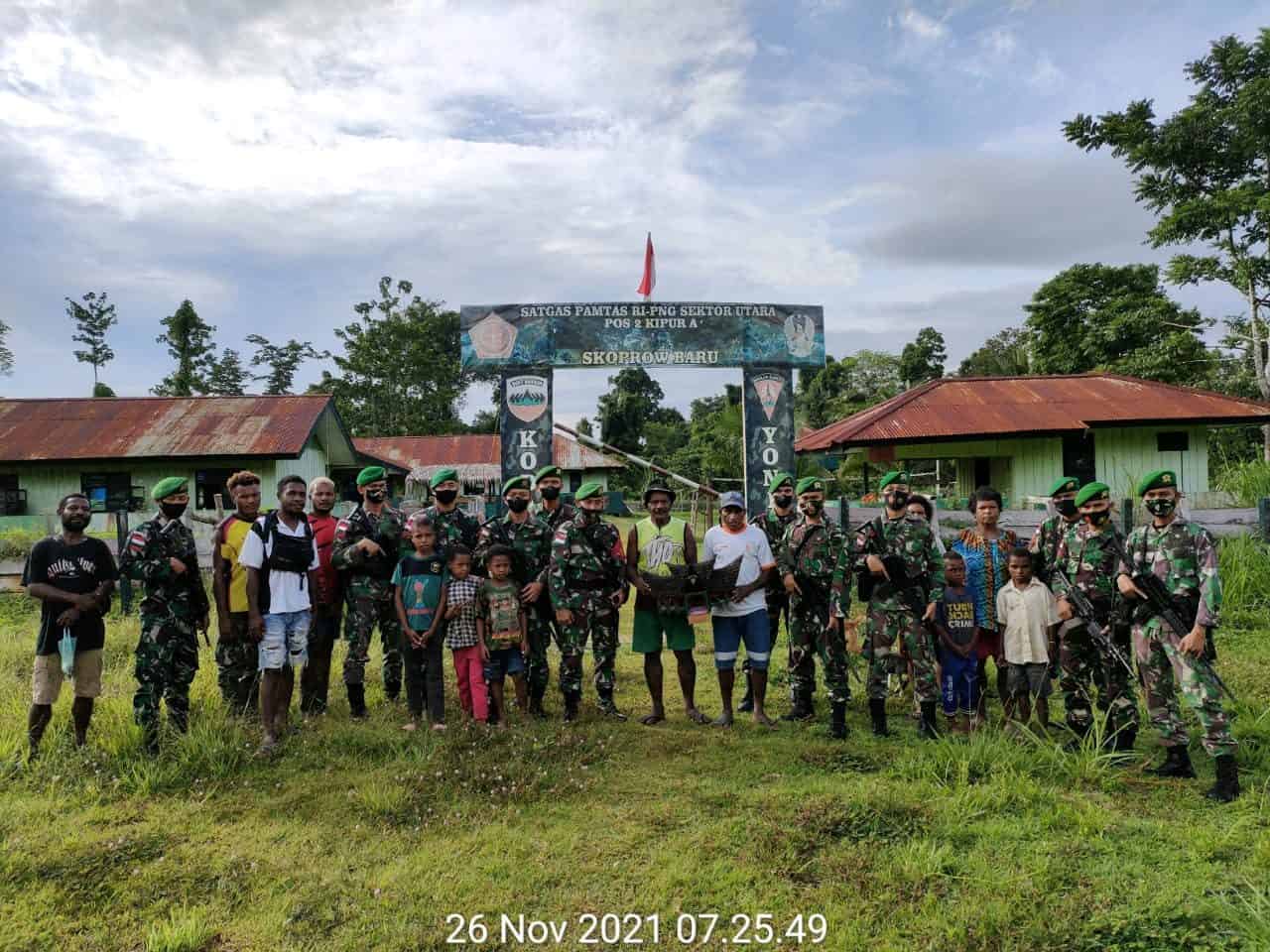 Berpamitan Dengan Warga Binaan, Satgas Yonif 131/Brs Berikan Cenderamata Kepada Tokoh Masyarakat di Papua