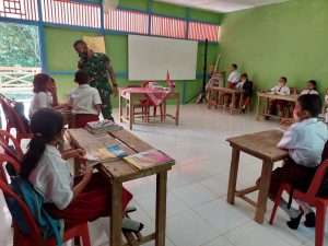 Peringati Hari Guru, Satgas Pamtas Yonif Mekanis 643/Wns Mengajar dan Memperindah Sekolah Di Perbatasan.