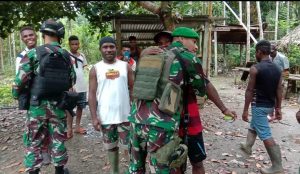 Penuh Haru, Warga Papua Lepas Satgas Yonif 131/Brs Kembali Ke Induk Pasukan