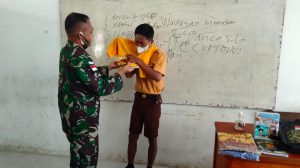 Anggota Satgas Yonif 144/JY Berikan Berikan Masker dan Alat Tulis Siswa Sekolah Di Perbatasan