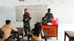 Anggota Satgas Yonif 144/JY Berikan Berikan Masker dan Alat Tulis Siswa Sekolah Di Perbatasan
