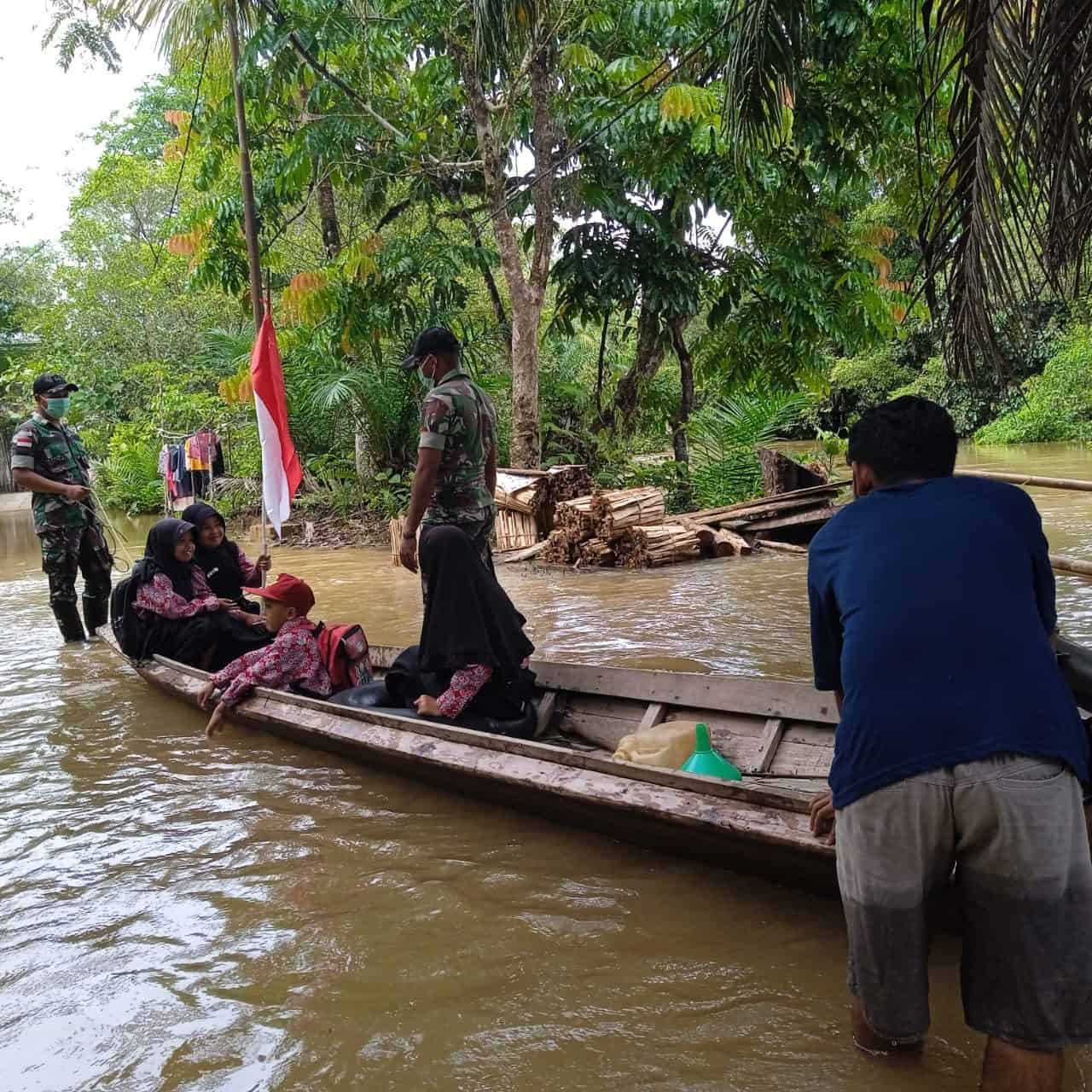 Satgas Pamtas Yonif Mekanis 643/Wns Bantu Antar Jemput Anak Sekolah Terdampak Banjir Di Perbatasan.