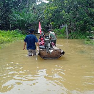 Satgas Pamtas Yonif Mekanis 643/Wns Bantu Antar Jemput Anak Sekolah Terdampak Banjir Di Perbatasan.