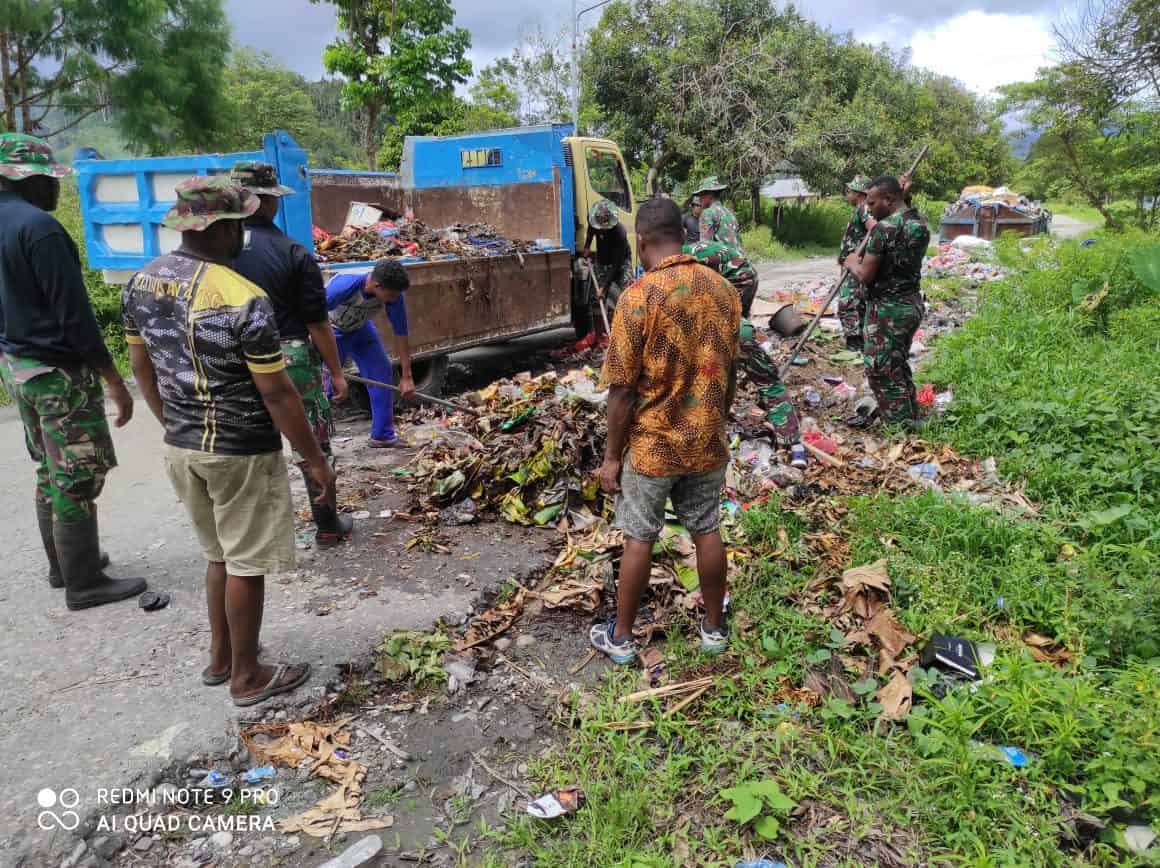 Sampah ‘Mengepung’ Kota Elelim, TNI dan Pemkab Yalimo Gelar Karya Bakti