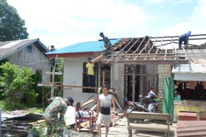 Satgas Yonif 144/JY Gelar Karya Bakti Perbaikan Atap Rumah Warga Perbatasan