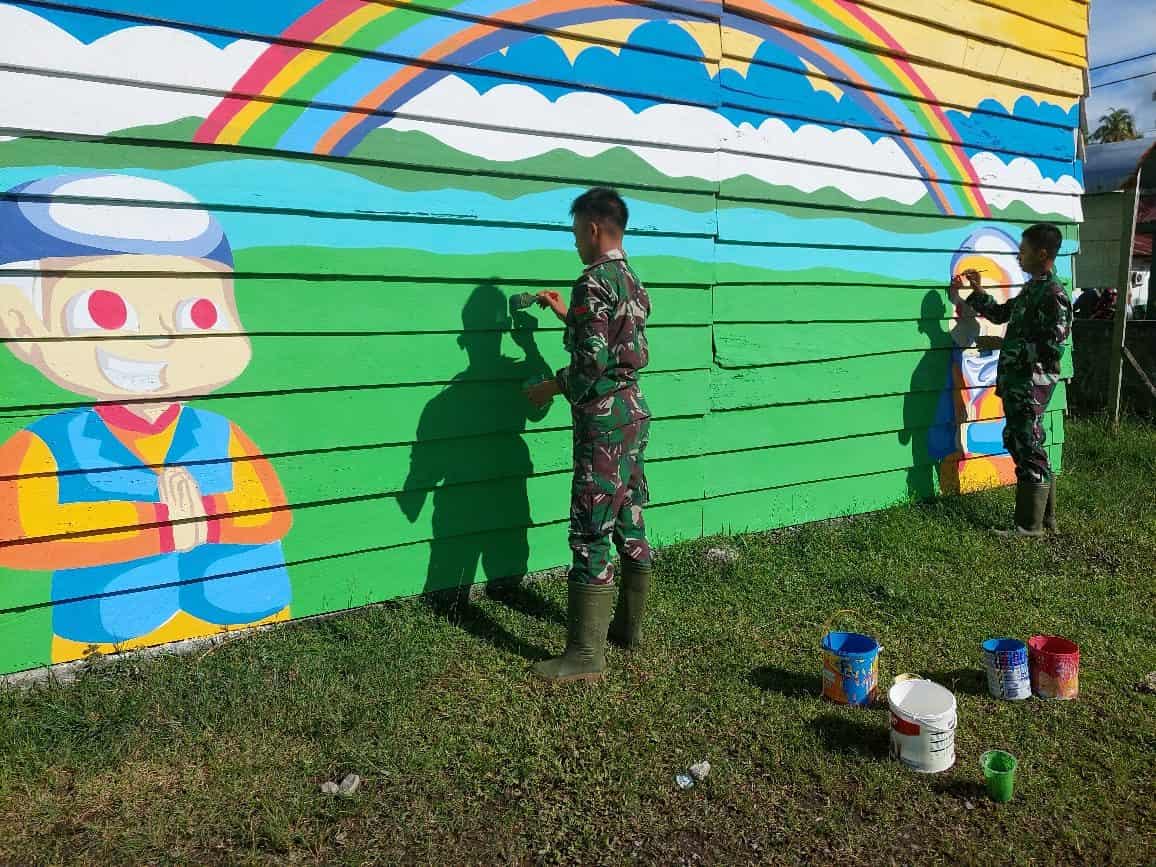 Satgas Pengamanan Maluku Batalyon Arhanud 11/WBY Ajari Siswa TK Piru Melukis Mural