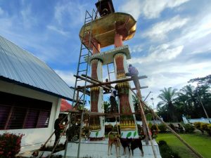 Satgas Yonif 711/Raksatama Cat Menara Lonceng Gereja Perbatasan RI-PNG