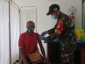 Satgas Pamtas RI-PNG Yonif 410/Alugoro Serahkan Bantuan APD dan Gelar Serbuan Vaksinasi Covid-19