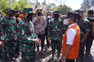 Kasad Kunjungi Prajurit dan Warga Terdampak Bencana Gunung Semeru