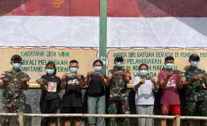 Satgas Yonmek 643/Wns Panen Ikan Nila Bersama Warga Perbatasan