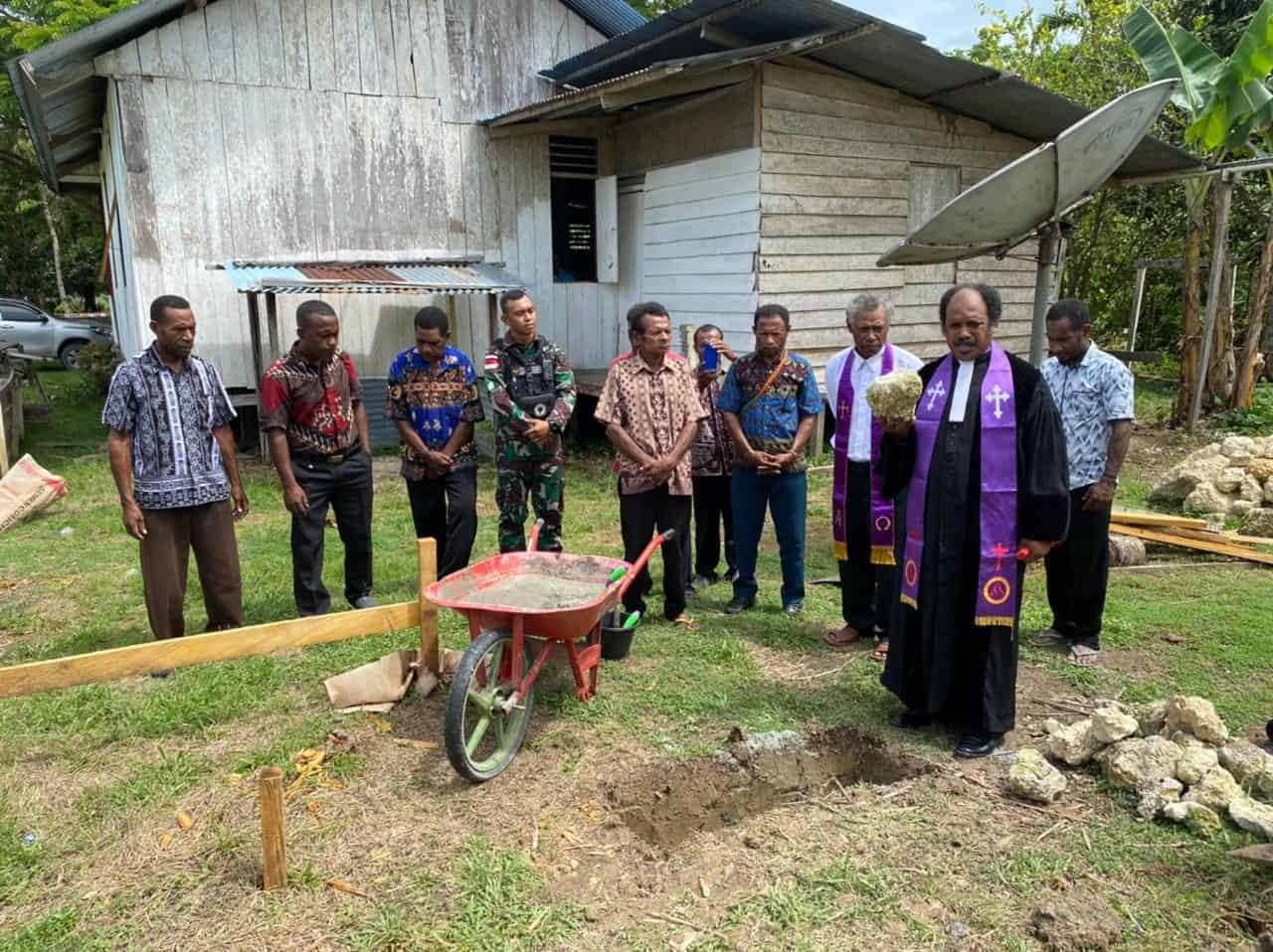 Wujudkan Kebersamaan Dengan Masyarakat Satgas Yonif 711/Raksatama Bantu Pembangunan Rumah Pastori
