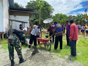 Wujudkan Kebersamaan Dengan Masyarakat Satgas Yonif 711/Raksatama Bantu Pembangunan Rumah Pastori