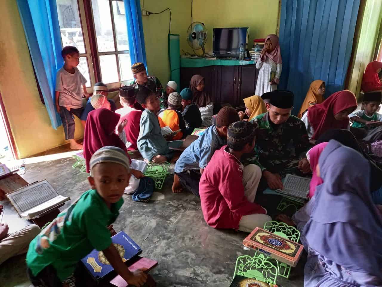 Personel Satgas Pengamanan Maluku Yonarhanud 11/WBY, Ajarkan Anak- Anak Mengaji