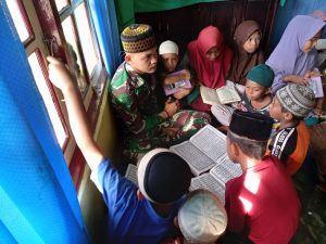 Personel Satgas Pengamanan Maluku Yonarhanud 11/WBY, Ajarkan Anak- Anak Mengaji