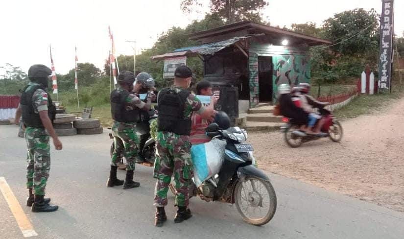 Antisipasi Jelang Libur Nataru, Satgas Pamtas Yonif Mekanis 643/Wns Lakukan Sweeping Masker Di Jalan Utama Perbatasan