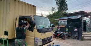 Antisipasi Jelang Libur Nataru, Satgas Pamtas Yonif Mekanis 643/Wns Lakukan Sweeping Masker Di Jalan Utama Perbatasan