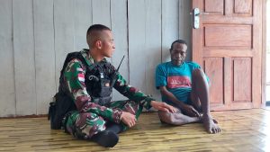 Satgas Pamtas RI-PNG Yonif 711/Raksatama Berikan Bantuan Pakaian dan Sembako Kepada Masyarakat Papua