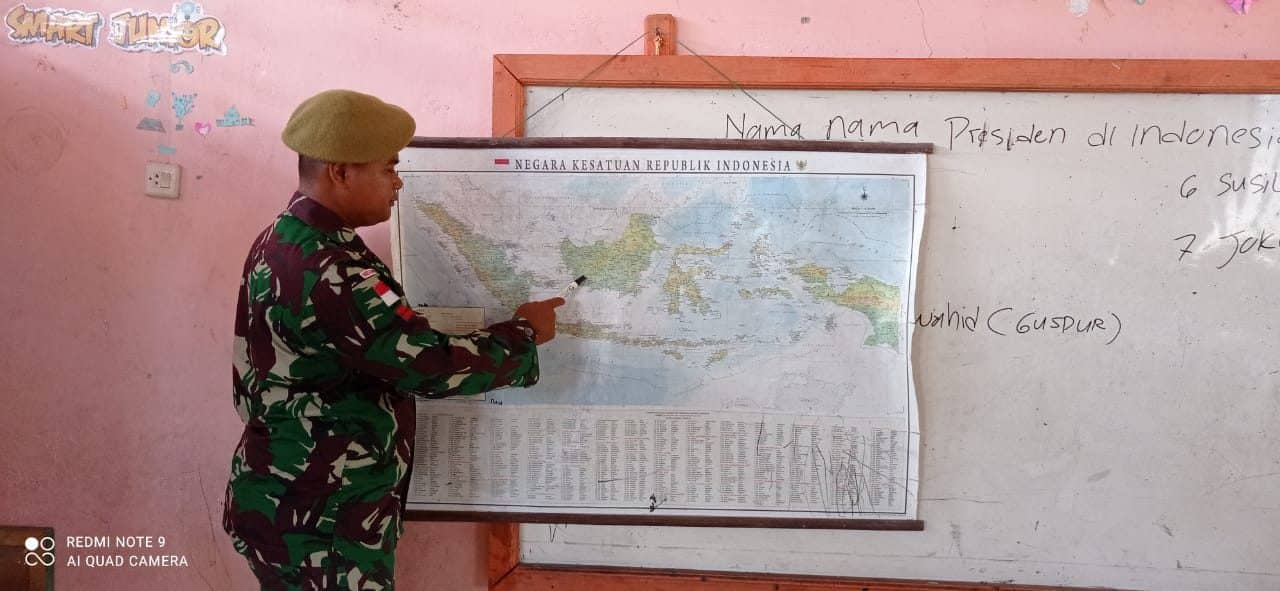Jadi Tenaga Pendidik, Personel Satgas Yonarhanud 11/WBY Ajarkan Siswa Membaca Peta