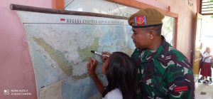 Jadi Tenaga Pendidik, Personel Satgas Yonarhanud 11/WBY Ajarkan Siswa Membaca Peta