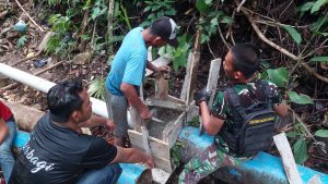 Satgas Pamtas RI-PNG Yonif 711/RKS Perbaiki Pipa Saluran Air Yang Patah Untuk Kebutuhan Warga Skouw