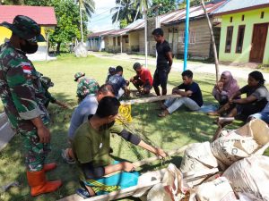 Satgas Yonarhanud 11/WBY Bantu Pembangunan Gapura SDN 214 Maluku Tengah