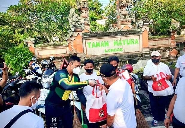 Danrem 162/WB Dampingi Menko PMK Olahraga Sepeda Santai dan Berikan Sembako