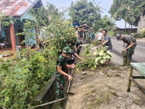 Antisipasi Musim Penghujan, Satgas Yonarhanud 11/WBY Bersihkan Saluran Air Dusun Waitomu
