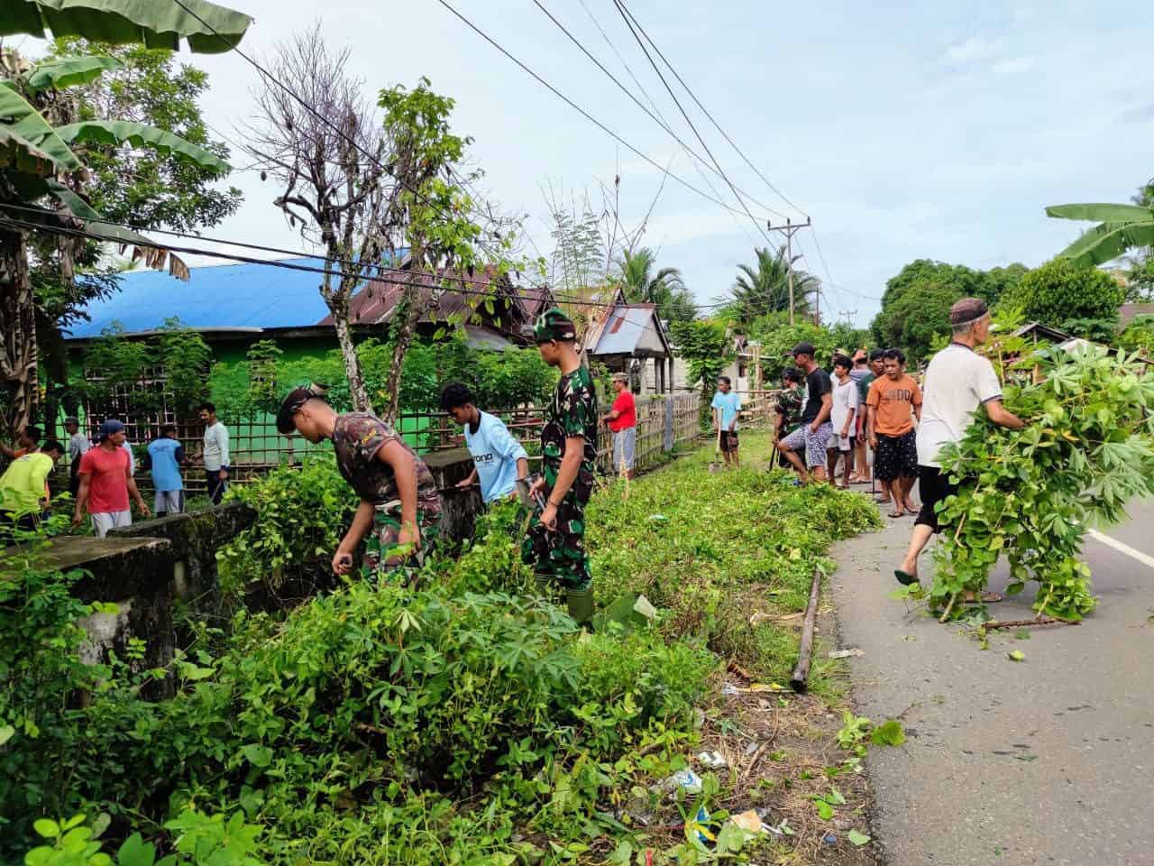 Antisipasi Musim Penghujan, Satgas Yonarhanud 11/WBY Bersihkan Saluran Air Dusun Waitomu