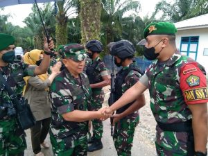 Satgas Yonmek 643/Wns Terima Kunjungan Dirtopad Di Perbatasan RI-Malaysia