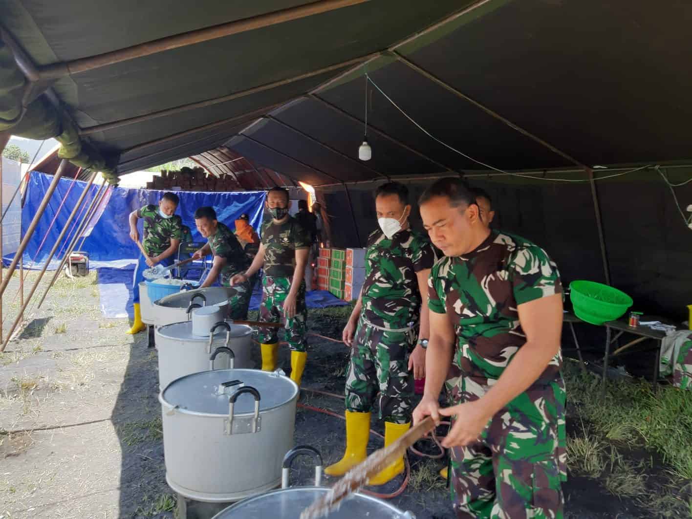 TNI AD Bantu Warga Terdampak Erupsi Gunung Semeru