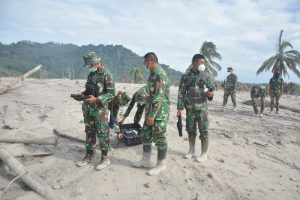 Gunakan Alberzi, Prajurit Zipur 10/JP/2 Kostrad Cari Korban Gunung Semeru