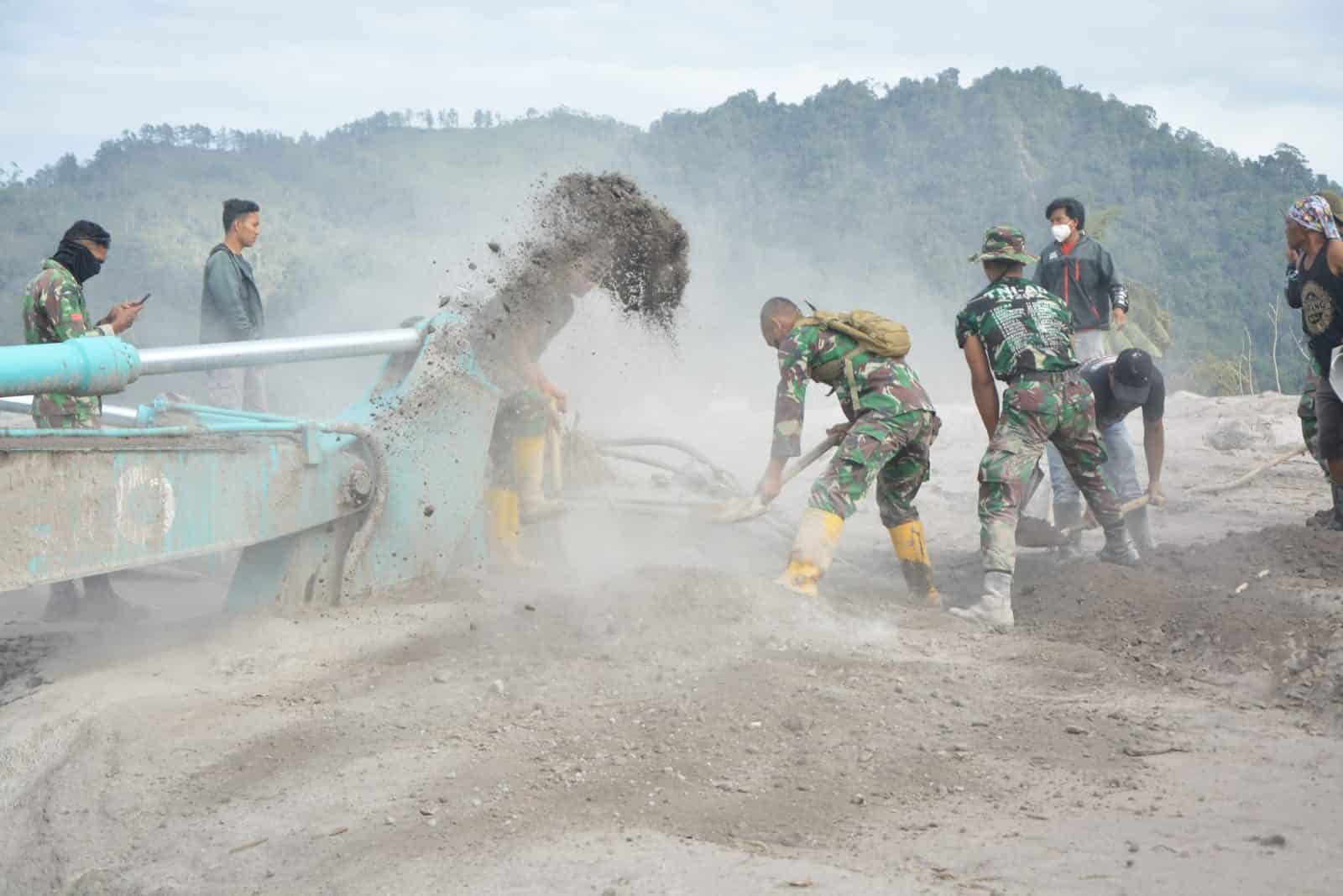 Gunakan Alberzi, Prajurit Zipur 10/JP/2 Kostrad Cari Korban Gunung Semeru