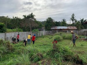 Gotong Royong, Satgas Yonmek 643/Wns Tingkatkan Kesehatan Lingkungan Sekolah Perbatasan
