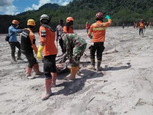 Prajurit TNI AD Tanpa Kenal Lelah Cari Korban dan Evakuasi Warga Terdampak Musibah Gunung Semeru
