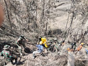 Prajurit TNI AD Tanpa Kenal Lelah Cari Korban dan Evakuasi Warga Terdampak Musibah Gunung Semeru