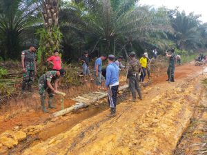 Satgas Yonif 144/JY Karya Bakti Pembenahan Jalan Desa Di Perbatasan RI- Malaysia
