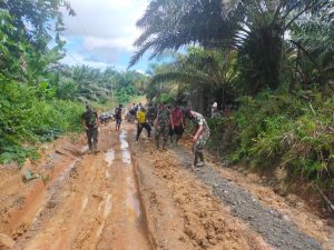 Satgas Yonif 144/JY Karya Bakti Pembenahan Jalan Desa Di Perbatasan RI- Malaysia