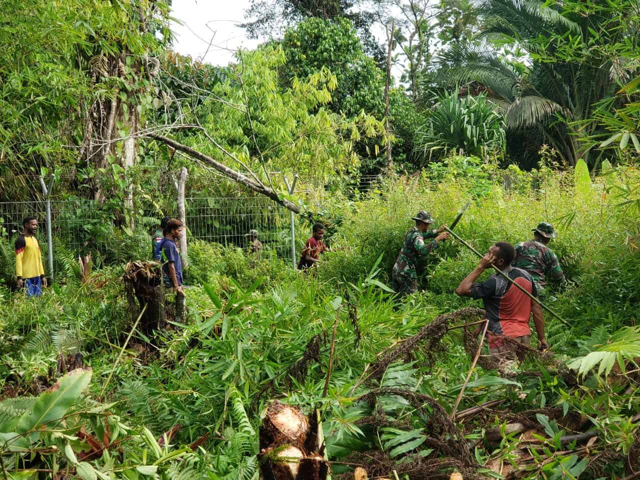 Satgas Pamtas Yonif 126/KC Ajak Warga Perbatasan Bersihkan Pemakaman Umum