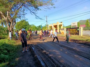 Koramil Jajaran Kodim 1628/SB, Bersama Masyarakat Gotong Royong Bersihkan dan Perbaiki Jalan