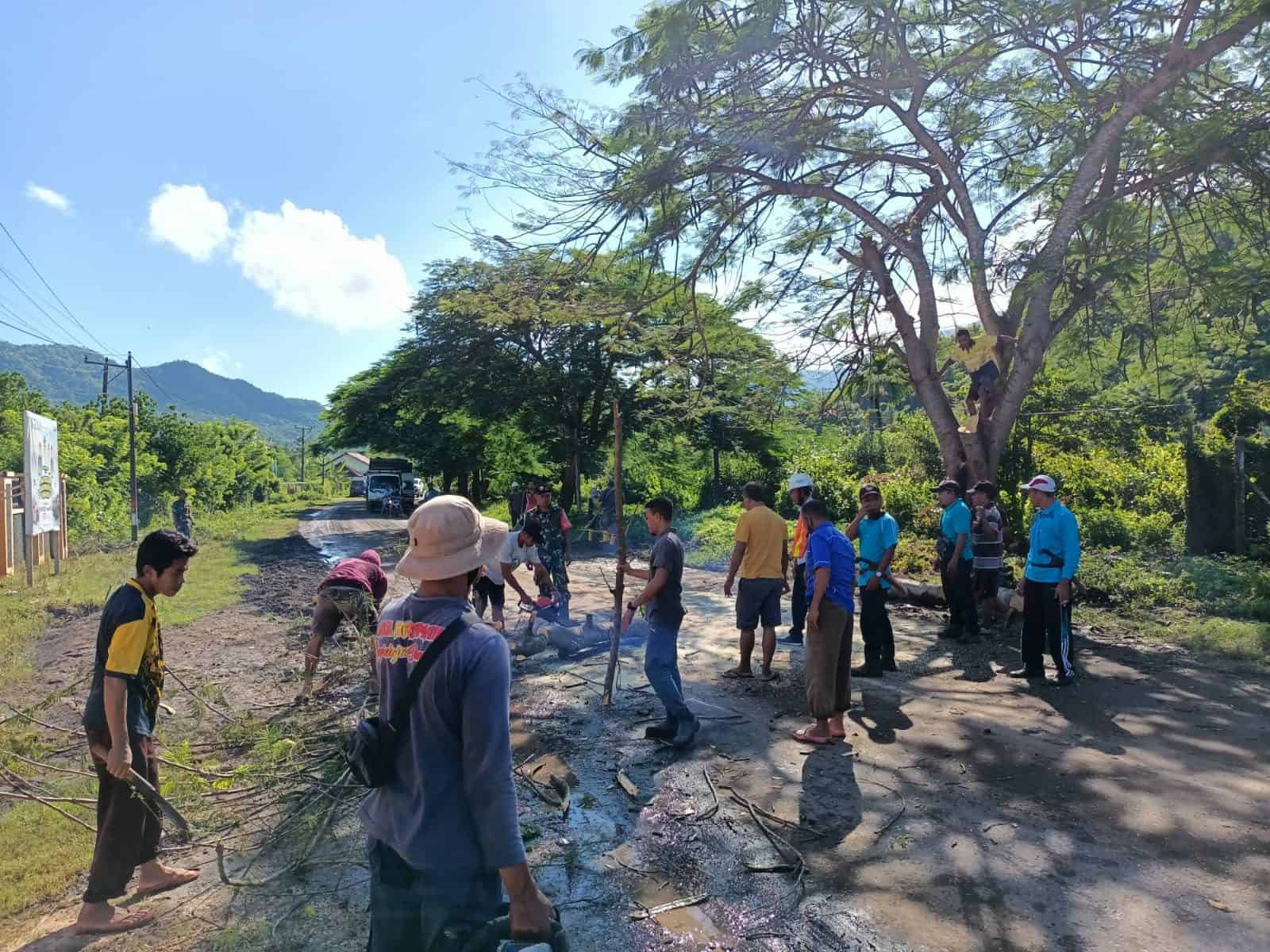 Koramil Jajaran Kodim 1628/SB, Bersama Masyarakat Gotong Royong Bersihkan dan Perbaiki Jalan