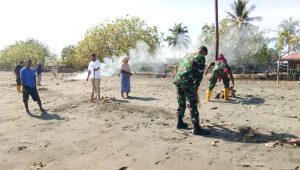 Peduli Lingkungan Satgas Yonif RK 732/Banau Bersihkan Pantai Halmahera Utara